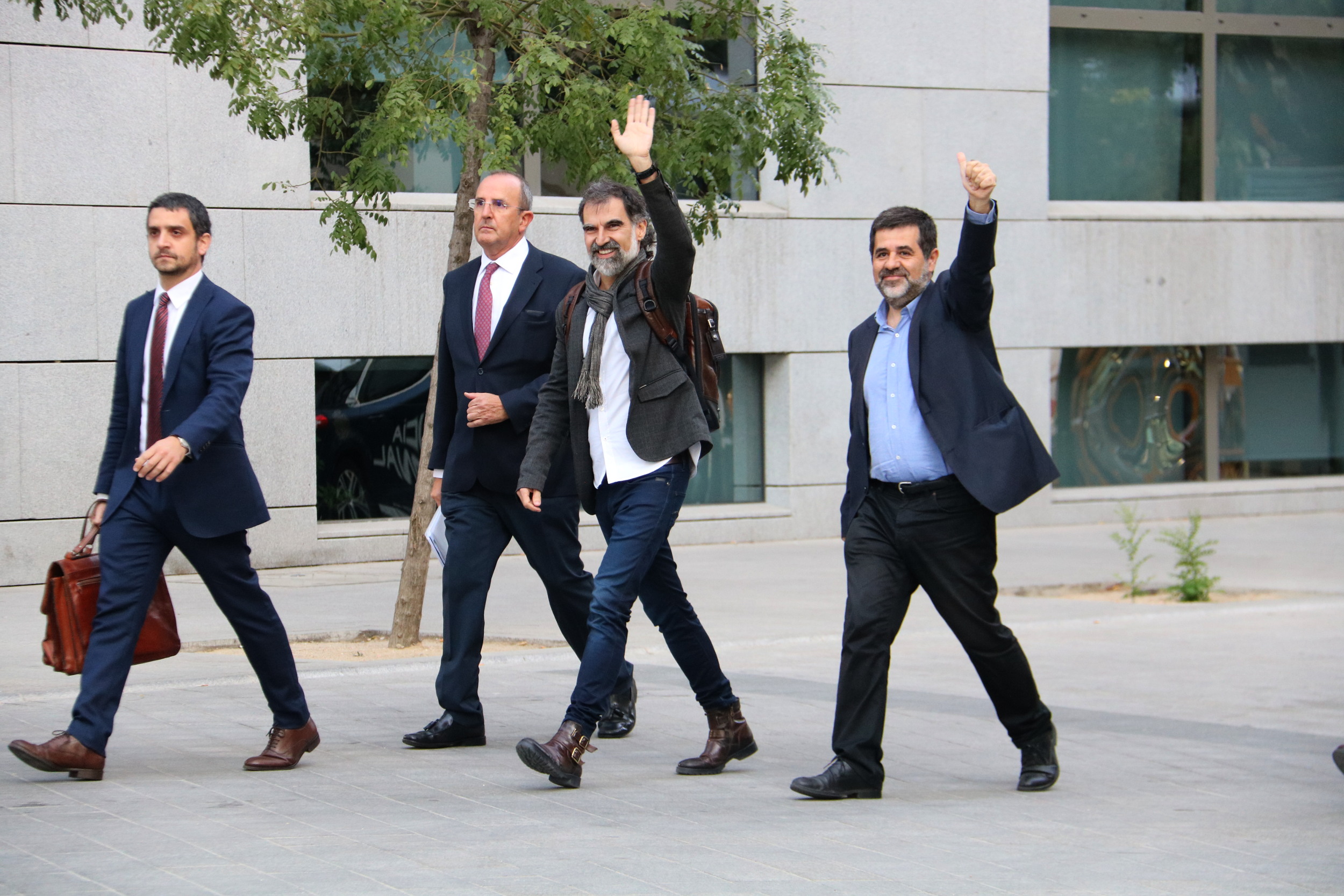Catalan National Assembly president, Jordi Sánchez (right), and Òmnium Cultural president, Jordi Cuixart arrive in the Spanish National Court on Monday (by Roger Pi de Cabanyes)